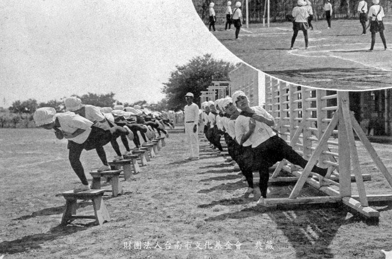台南第二高等女學校的女生在做平衡操