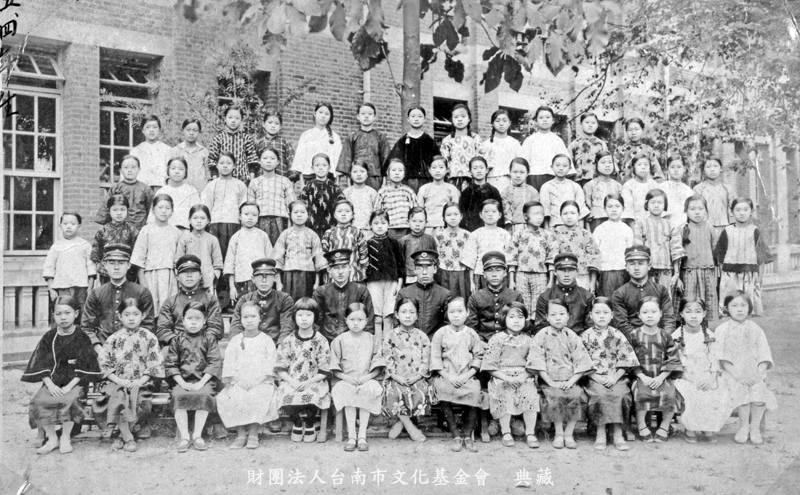台南師範學校附屬公學校一年級女生和老師合影