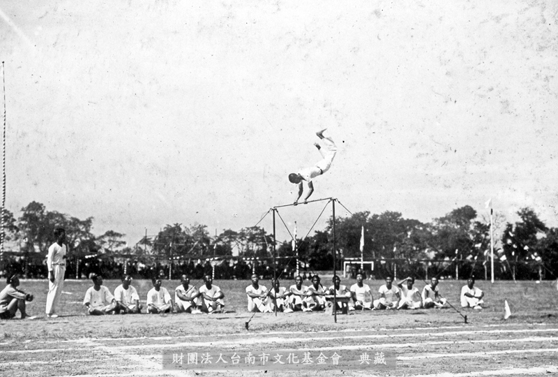台南中學校學生的單槓表演