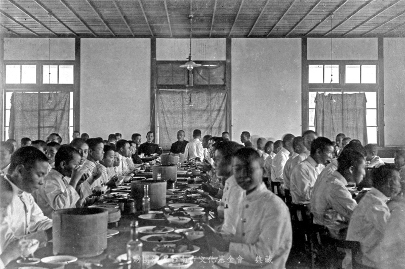 台南中學校師生攝於食堂