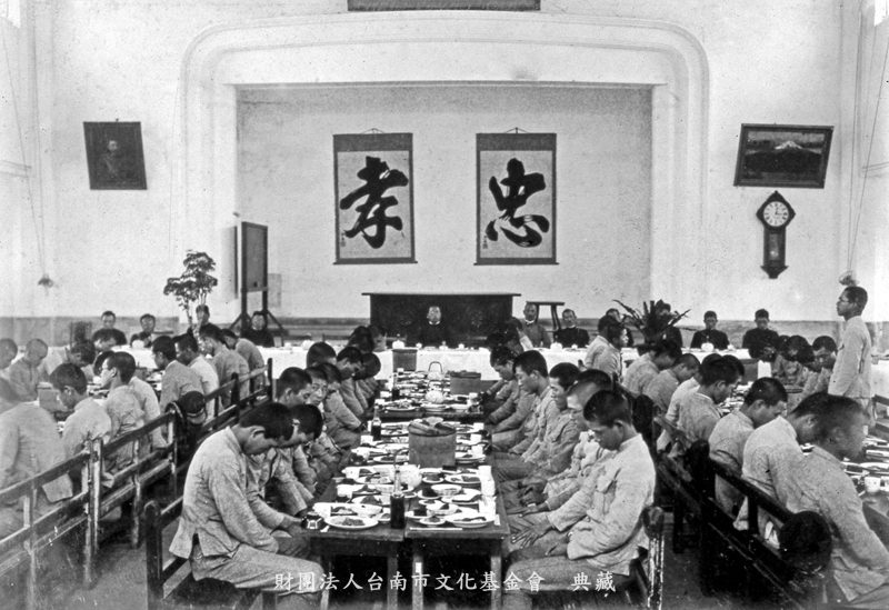 台南中學校師生於食堂進餐