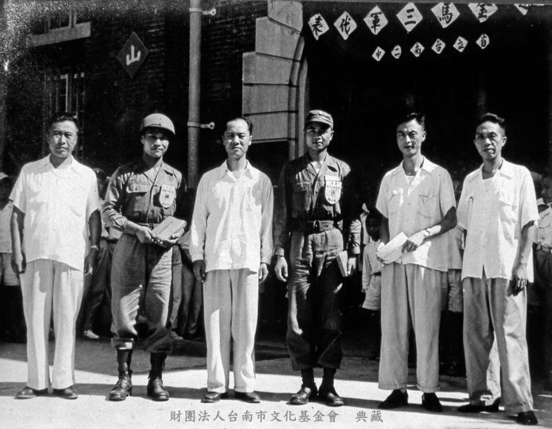 金馬前線三軍代表訪問台南二中與校長等人合影