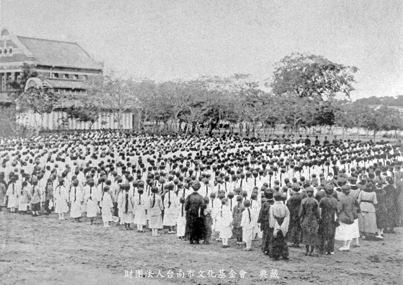 皇太子殿下參觀台南師範學校旁的台南第一公學校